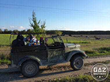 Gazik na szutrowej drodze