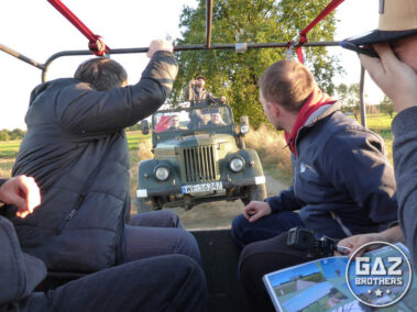 Uczestnicy gry terenowej w samochodzie gaz 69