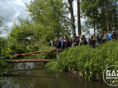 Uczestnicy eventu budują przeprawę dla samochodu terenowego