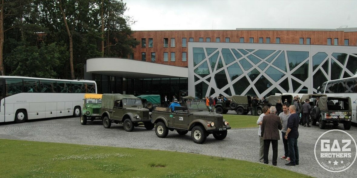 Kolumna samochodów gaz 69 przed hotelem Narvil