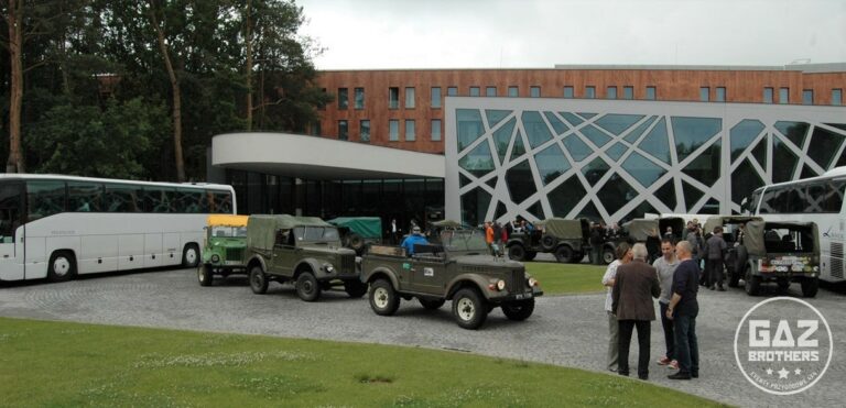Event integracyjny w hotelu Narvil – gra terenowa w samochodach gaz 69. Kolumna samochodów gaz 69 przed hotelem Narvil