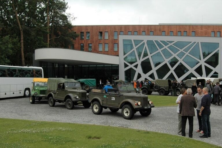 Event integracyjny w hotelu Narvil – gra terenowa w samochodach gaz 69. Kolumna samochodów gaz 69 przed hotelem Narvil