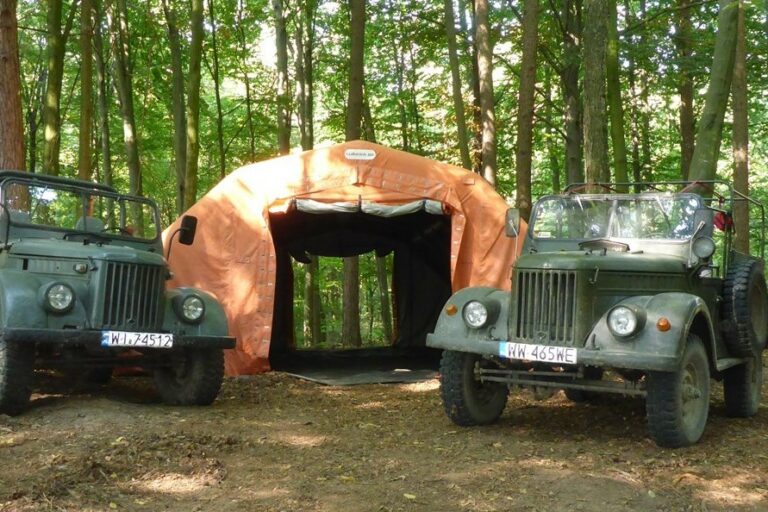 Event w Kazimierzu – samochody gaz 69 i obozowisko w lesie. Samochody gaz 69 w lesie