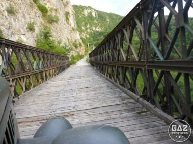 Gaz 69 na drewnianym moście w Bośni
