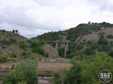 Most kolejowy w górach Bośni