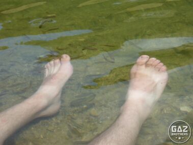 Moczenie stóp w jeziorze