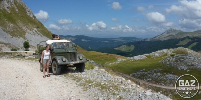 Turystyka Gazem 69 w bośniackich górach Gaz 69 na drodze do Orlovacko Jezero