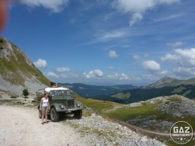 Gaz 69 na tle gór i błękitnego nieba