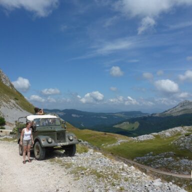 Gaz 69 na tle gór i błękitnego nieba