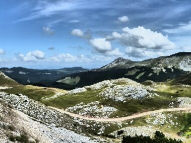 Gaz 69 na szutrowej drodze w górach