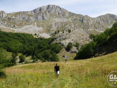 Spacer przez łąkę obok Orlovacko Jezero
