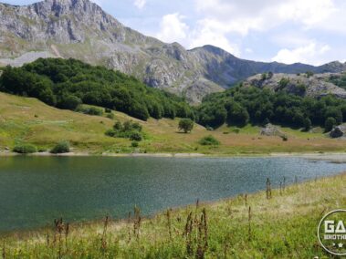 Orlovacko Jezero i bałkańskie szczyty w tle