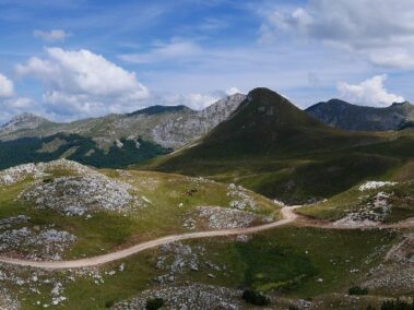 Szutrowa, górska droga na tle błękitnego nieba