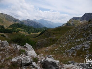 szutrowa droga między bałkańskimi szczytami