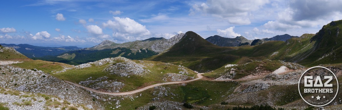 Szutrowa droga pośród bałkańskich gór
