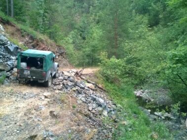 Gaz 69 na szutrowej drodze w bośniackich górach