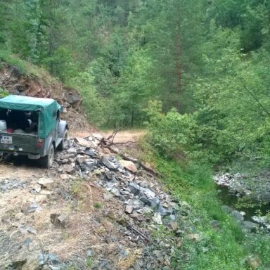 Gaz 69 na szutrowej drodze w bośniackich górach
