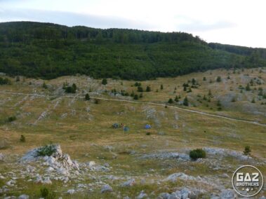 Biwak pod namiotem, pośród gór, obok drogi do Lukomiru.