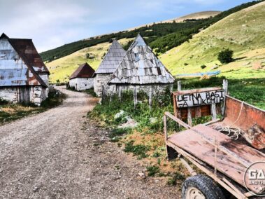 Szutrowa droga w Lukomirze i stojące przy niej domki.