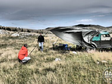 Biwak pod namiotem obok samochodu terenowego - okolice Lukomiru.