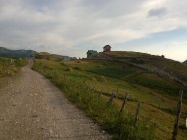 Lukomir - szutrowa droga w okolicy Bjelasnicy.