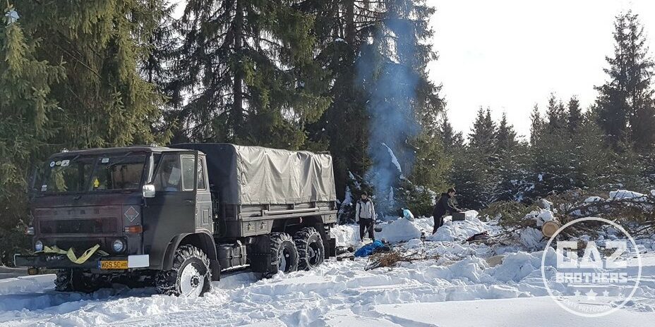 Zimowa wyprawa Starem 266 do Rumunii. Star 266 podczas zimowego biwaku w Rumunii
