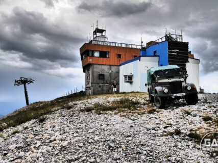 Gaz 69 obok stacji meteorologicznej na szczycie Bjelasnica