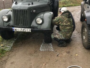 Zakładanie łańcuchów w samochodzie gaz 69