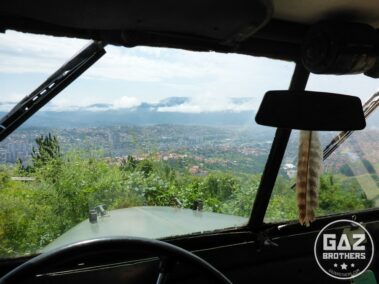 Gaz 69 i panorama na Sarajewo