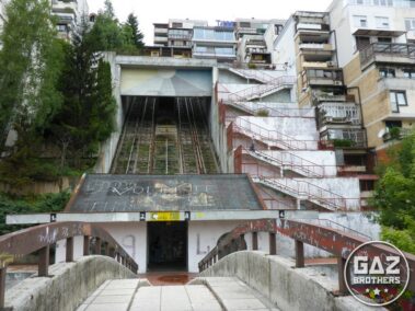 Kosi lift to winda obok schodów w Sarajewie