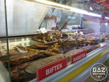 Hala Markale i stoisko z wędlinami na bazarze