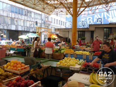 Bazar Markale w Sarajewie i kolorowe stragany