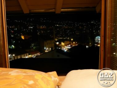 Sarajewo nocą i widok na Bascarsija