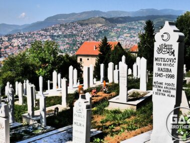 Cmentarz w Sarajewie i widok na miasto