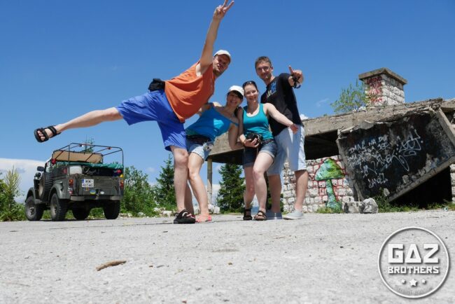 Wzgórze Trebevic to aktualnie górna stacja kolei linowej w Sarajewie. W 1984 roku była tu restauracja, a obok zaczynał się tor bobslejowy. Podczas oblężenia Sarajewa było tu serbskie stanowisko artyleryjskie. Miejsce zdecydowanie warto zobaczyć. Gaz 69 na szczycie Trebevic w Sarajewie