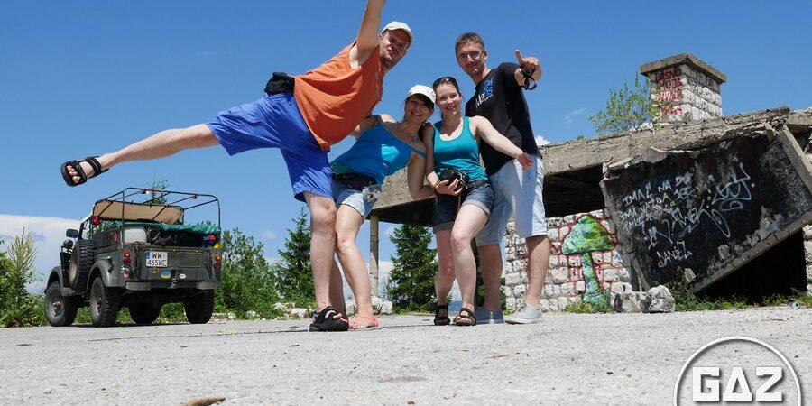 Wzgórze Trebevic to aktualnie górna stacja kolei linowej w Sarajewie. W 1984 roku była tu restauracja, a obok zaczynał się tor bobslejowy. Podczas oblężenia Sarajewa było tu serbskie stanowisko artyleryjskie. Miejsce zdecydowanie warto zobaczyć. Gaz 69 na szczycie Trebevic w Sarajewie