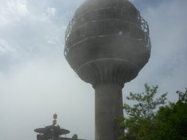 Zniszczona wieża telewizyjna w Sarajewie