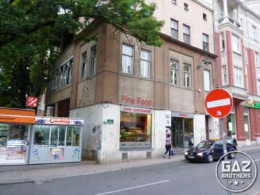 Ostrzelany budynek w centrum Sarajewa