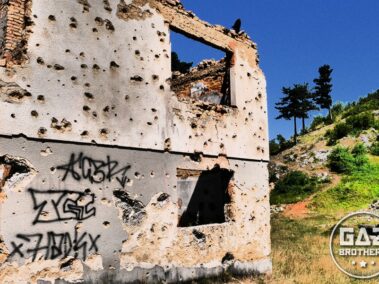 Ślady po kulach na budynku w Sarajewie