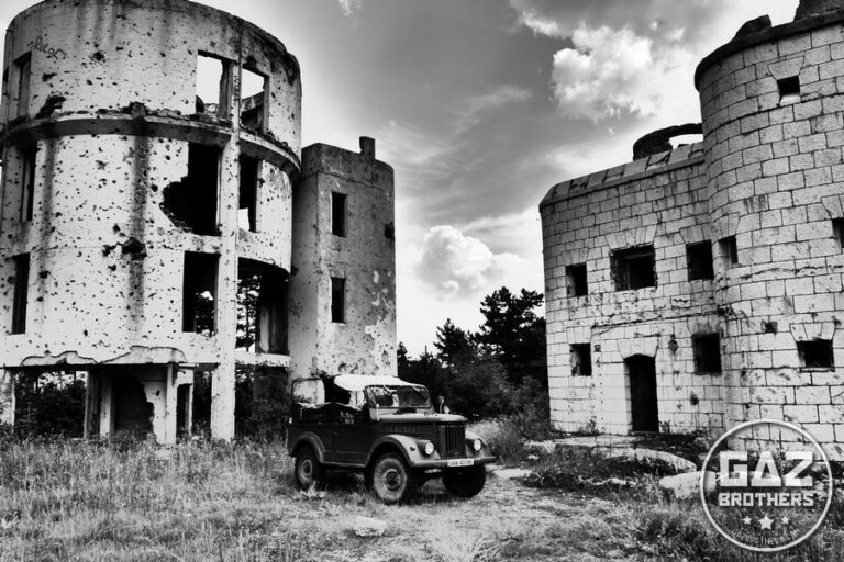 Gaz 69 w ruinach obserwatorium w Sarajewie
