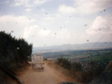 Samochody terenowe ONZ podczas oblężenia Sarajewa