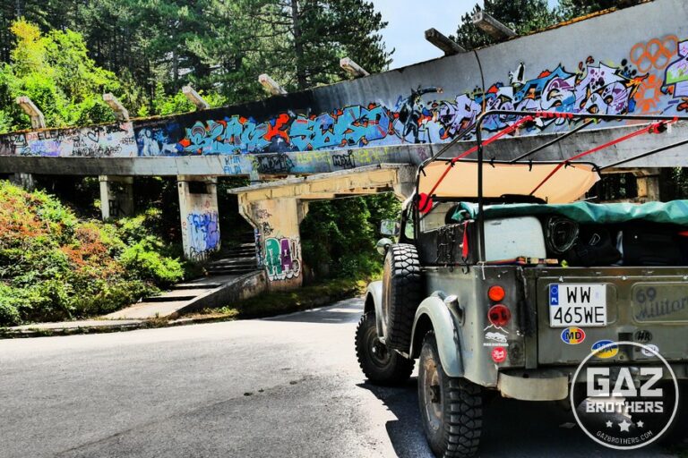 Gaz 69 na tle toru bobslejowego w Sarajewie