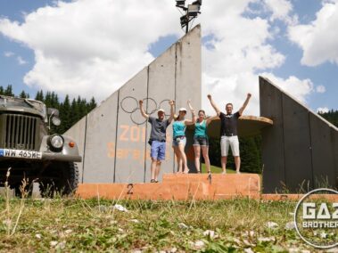 Gaz 69 na tle podium olimpijskiego w Sarajewie