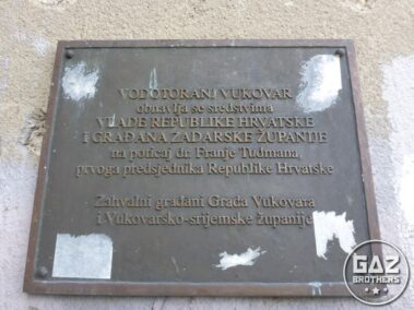 Tablica pamiątkowa na wieży ciśnień w Vukovarze