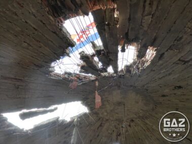 Flaga Chorwacji na szczycie wieży ciśnień w Vukovarze