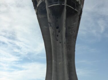 Gaz 69 przed zniszczoną wieżą ciśnień w Vukovarze