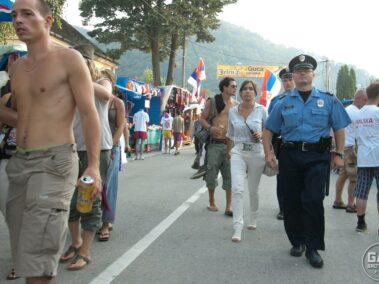Serbska policja na ulicy w Guczy