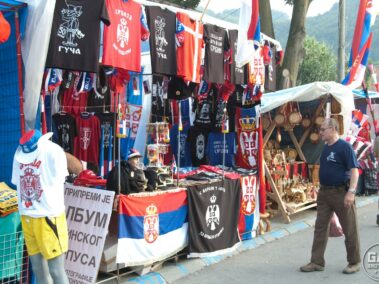 Stragany z pamiątkami w Guczy