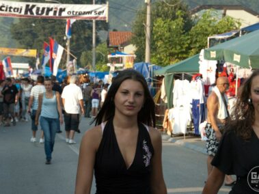 Serbskie dziewczyny na festiwalu Gucza