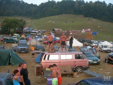 Pole namiotowe na festiwalu w Guczy